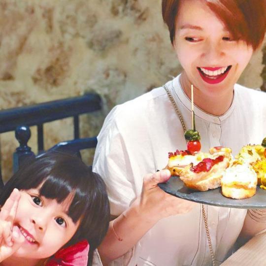 ■GiGi帶囡囡到巴塞隆拿探親,不忘品嚐當地美食。互聯網圖片 ■GiGi帶囡囡到巴塞隆拿探親,不忘品嚐當地美食。互聯網圖片