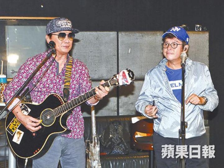 ■Sam(左)和阿倫最近忙於為演唱會綵排,但兩人仍不忘睇世界盃。 ■Sam(左)和阿倫最近忙於為演唱會綵排,但兩人仍不忘睇世界盃。
