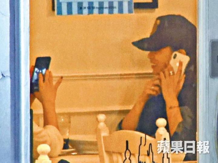 ■在餐廳內刻意坐在偏僻角落的阿佘,聽電話時嘴角含春。■阿佘(右)與友人去完糖水店,便取回瑪莎拉蒂離開。 ■在餐廳內刻意坐在偏僻角落的阿佘,聽電話時嘴角含春。■阿佘(右)與友人去完糖水店,便取回瑪莎拉蒂離開。