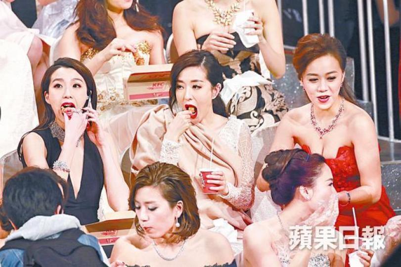 ■無綫在2015年台慶安排盛裝藝人食炸雞被罰款,此類植入式廣告將來亦不獲放寬。 ■無綫在2015年台慶安排盛裝藝人食炸雞被罰款,此類植入式廣告將來亦不獲放寬。