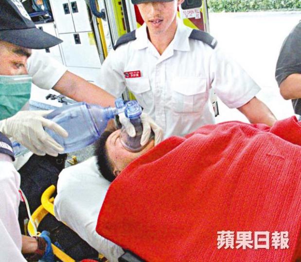 ■遇溺女子送院搶救不治。翁鈺輝攝 ■遇溺女子送院搶救不治。翁鈺輝攝