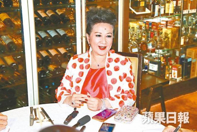 ■新任奶奶家燕姐與新抱相處融洽。■擔任活動司儀的黃心美性感上陣,大騷美背。 ■新任奶奶家燕姐與新抱相處融洽。■擔任活動司儀的黃心美性感上陣,大騷美背。