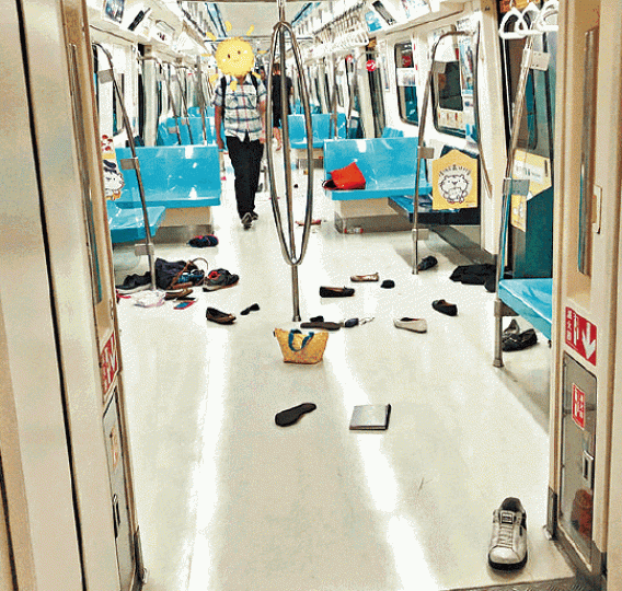 ■事件發生後車廂內一片狼藉,雜物四散。■車廂內有人打翻飲料,被誤以為是血迹。■台灣網上論壇流傳老鼠在車廂奔跑(紅圈示)的照片。 ■事件發生後車廂內一片狼藉,雜物四散。■車廂內有人打翻飲料,被誤以為是血迹。■台灣網上論壇流傳老鼠在車廂奔跑(紅圈示)的照片。