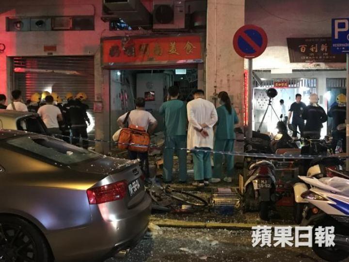 ■澳門食店疑氣體洩漏引發爆炸。 ■澳門食店疑氣體洩漏引發爆炸。