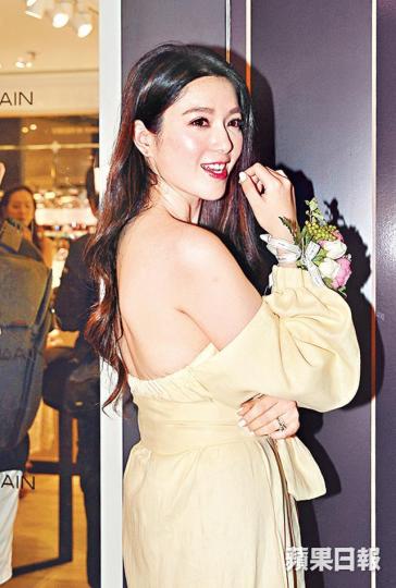 ■還有三個月就嫁人的苟姑娘近日狀態甚好。■江若琳(右)、苟姑娘都將會於今年內變人妻。■懷孕五個月的林芊妤終於見肚。■湛琪清笑說男友求婚時她不知所措,更大叫no。■湛琪清早前在峇里獲男友跪地求婚。互聯網圖片 ■還有三個月就嫁人的苟姑娘近日狀態甚好。■江若琳(右)、苟姑娘都將會於今年內變人妻。■懷孕五個月的林芊妤終於見肚。■湛琪清笑說男友求婚時她不知所措,更大叫no。■湛琪清早前在峇里獲男友跪地求婚。互聯網圖片
