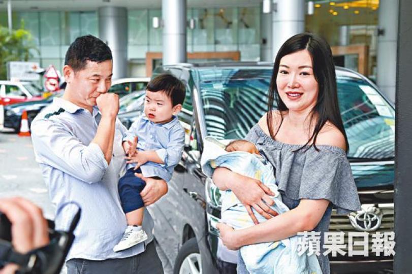 ■葉翠翠噚日抱住小小王子出院,老公就負責抱大仔。■翠翠大仔首次見到細佬,充滿好奇。互聯網圖片 ■葉翠翠噚日抱住小小王子出院,老公就負責抱大仔。■翠翠大仔首次見到細佬,充滿好奇。互聯網圖片