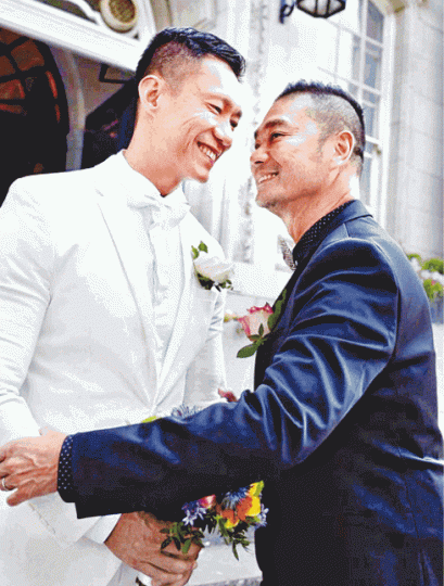 ■上月結婚的鄧達智(右)希望裁決能推動同志平權。 ■上月結婚的鄧達智(右)希望裁決能推動同志平權。
