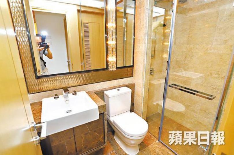 ■海璇示範單位廁所設有兩度門。譚德潤攝 ■海璇示範單位廁所設有兩度門。譚德潤攝