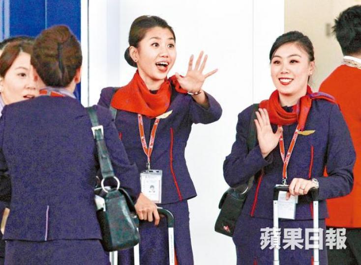 ■市傳海航擬出售港航和香港快運股權;圖為港航空姐。資料圖片 ■市傳海航擬出售港航和香港快運股權;圖為港航空姐。資料圖片