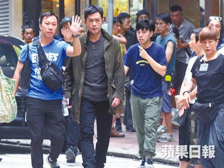 ■大熱天時古仔穿厚褸拍戲都面不改容,果然厲害。■古仔拍完立即翻睇拍攝效果,非常緊張。 ■大熱天時古仔穿厚褸拍戲都面不改容,果然厲害。■古仔拍完立即翻睇拍攝效果,非常緊張。