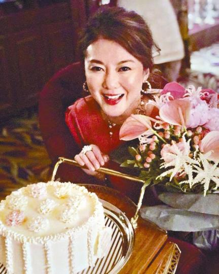 ■生日蛋糕寫上「BLESSED WIFE」,令蘭子惹上秘婚疑雲。 ■生日蛋糕寫上「BLESSED WIFE」,令蘭子惹上秘婚疑雲。
