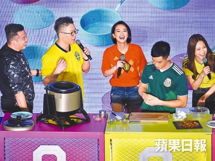 ■對於網友留言撐他離開無綫,林曉峰表示喜歡工作有變化。■林曉峰謙稱要與時並進,要向一班後輩主持學習。 ■對於網友留言撐他離開無綫,林曉峰表示喜歡工作有變化。■林曉峰謙稱要與時並進,要向一班後輩主持學習。