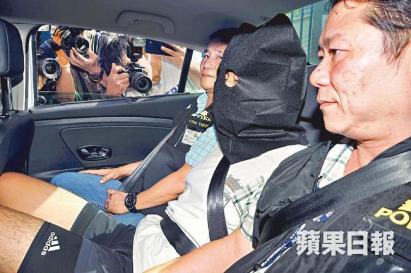 ■兩度亮槍疑犯被指遭制服時表現冷靜未有反抗,對答亦正常。張家豪攝■疑犯身上的槍械證實為氣槍。張寶月■亮槍疑犯在屯門市廣場匯豐銀行被捕,警員到場調查。■林姓疑犯昨晨在沙田站亮槍後,疑於IG限時動態發文。 ■兩度亮槍疑犯被指遭制服時表現冷靜未有反抗,對答亦正常。張家豪攝■疑犯身上的槍械證實為氣槍。張寶月■亮槍疑犯在屯門市廣場匯豐銀行被捕,警員到場調查。■林姓疑犯昨晨在沙田站亮槍後,疑於IG限時動態發文。