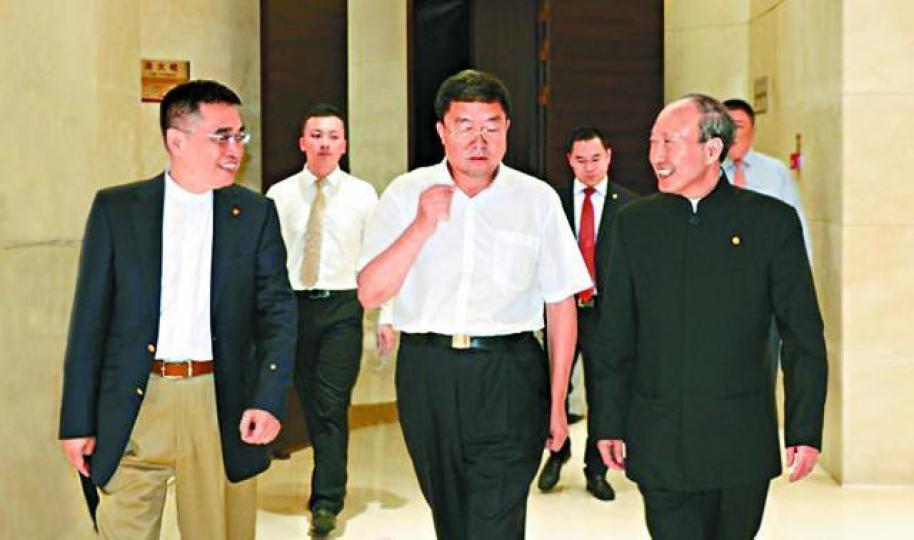 ■王健(左)最後露面是6月14日,與陳峰(右)陪同海南省政協主席毛萬春(中)到海航調研。 ■王健(左)最後露面是6月14日,與陳峰(右)陪同海南省政協主席毛萬春(中)到海航調研。