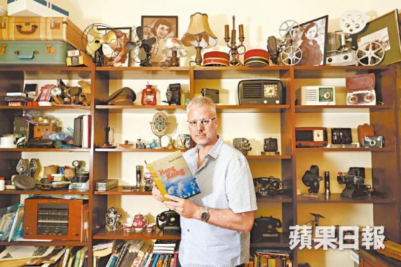 ■Craig要在電影中重組香港的四十年代,他的班底沒有道具組,惟有真金白銀從eBay買來二百幾件古董。電影拍完,道具捨不得丟,擺滿了起居室。■1941年12月25日,楊慕琦(圓圖)率政府高官到半島酒店336室,向日軍司令酒井隆無條件投降。■《Christmas at the Royal Hotel》是全英語劇本的香港歷史電影。 ■Craig要在電影中重組香港的四十年代,他的班底沒有道具組,惟有真金白銀從eBay買來二百幾件古董。電影拍完,道具捨不得丟,擺滿了起居室。■1941年12月25日,楊慕琦(圓圖)率政府高官到半島酒店336室,向日軍司令酒井隆無條件投降。■《Christmas at the Royal Hotel》是全英語劇本的香港歷史電影。