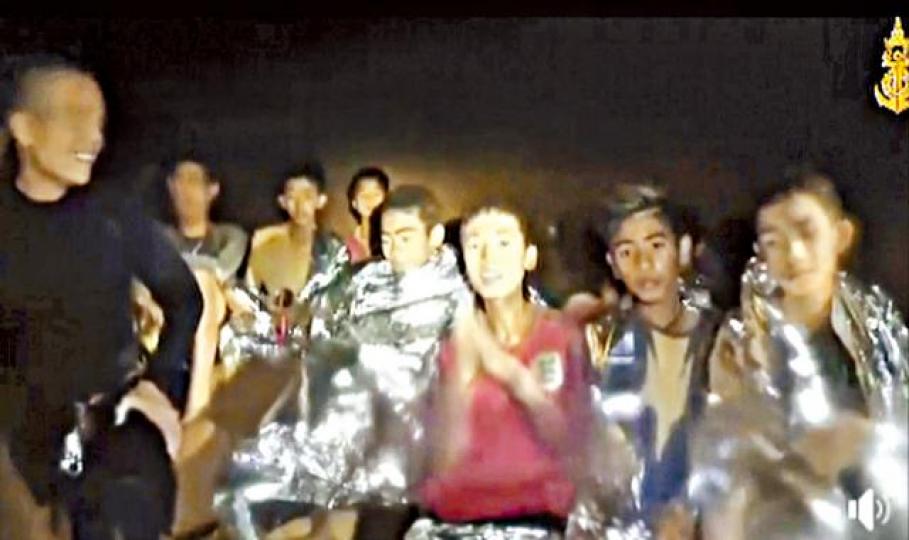■軍方昨公開少年在山洞內最新片段。美聯社 ■軍方昨公開少年在山洞內最新片段。美聯社