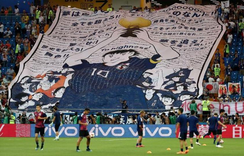 ■世界盃日本對比利時一役,在觀眾席上出現大型「足球小將戴志偉」頭像的橫額。 ■世界盃日本對比利時一役,在觀眾席上出現大型「足球小將戴志偉」頭像的橫額。