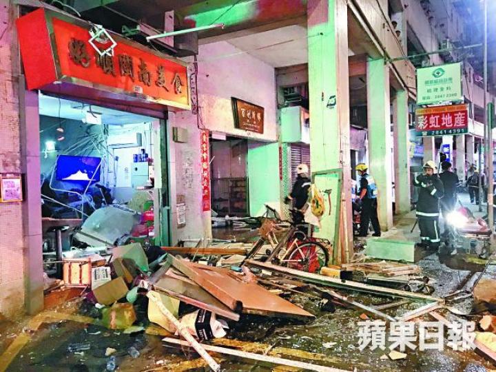 ■食店石油氣爆炸後損毀嚴重,現場一片凌亂。■被塌牆壓中女事主獲救後送院,最終不治。 ■食店石油氣爆炸後損毀嚴重,現場一片凌亂。■被塌牆壓中女事主獲救後送院,最終不治。