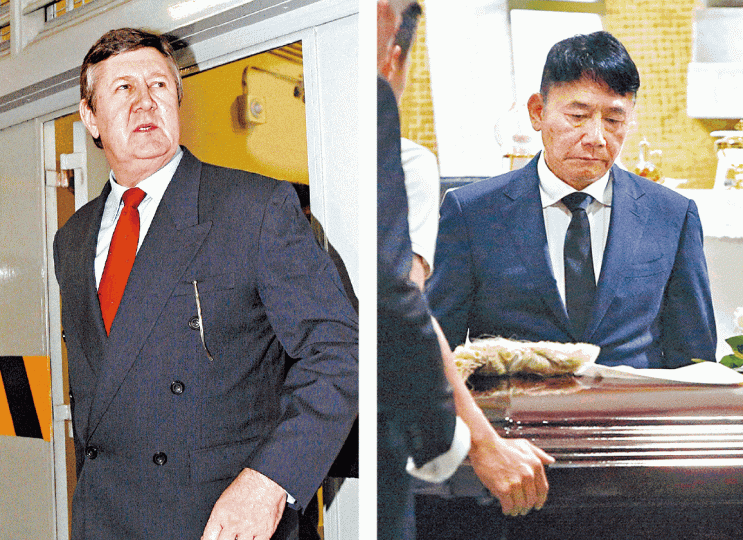 ■與艾勤賢(左)共玩樂共患難35個年頭,林炳昌在追思會上為摯友扶靈,哀傷滿面。■艾勤賢追思會昨在聖若瑟堂舉行,不少法律界人士到場致哀。李潤芳攝■先科案控方證人、時任廉署首席調查主任楊恩德(中)讓記者拍照時,艾勤賢與他狹路相逢,在背後舉中指。■艾勤賢與林炳昌常在FCC聚會,二人簽名賬單被掛牆上。■靈柩放有艾勤賢的大律師假髮。 ■與艾勤賢(左)共玩樂共患難35個年頭,林炳昌在追思會上為摯友扶靈,哀傷滿面。■艾勤賢追思會昨在聖若瑟堂舉行,不少法律界人士到場致哀。李潤芳攝■先科案控方證人、時任廉署首席調查主任楊恩德(中)讓記者拍照時,艾勤賢與他狹路相逢,在背後舉中指。■艾勤賢與林炳昌常在FCC聚會,二人簽名賬單被掛牆上。■靈柩放有艾勤賢的大律師假髮。