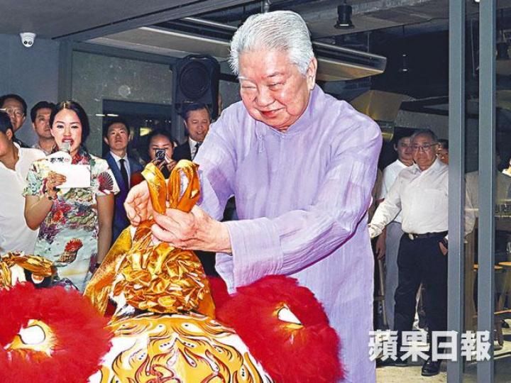 ■蔡瀾昨日表示開新舖是他20年來的心願。■蘇玉華(左)與黃宇詩昨日亦有現身撐場。 ■蔡瀾昨日表示開新舖是他20年來的心願。■蘇玉華(左)與黃宇詩昨日亦有現身撐場。