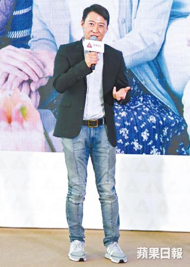 ■黎明一身醒目便服現身,未知是否湊女辛苦,身形明顯清減了。■明福俠都有出現在廣告片中。■黎明表示不介意化老妝,不過化老妝令他有少少皮膚敏感泛紅。■單親家庭長大的黎明,自言對影全家福感覺陌生。 ■黎明一身醒目便服現身,未知是否湊女辛苦,身形明顯清減了。■明福俠都有出現在廣告片中。■黎明表示不介意化老妝,不過化老妝令他有少少皮膚敏感泛紅。■單親家庭長大的黎明,自言對影全家福感覺陌生。