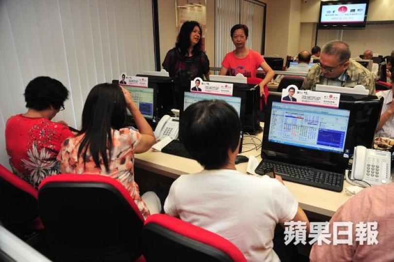 ■在退潮市中,股民宜緊握本金。 ■在退潮市中,股民宜緊握本金。