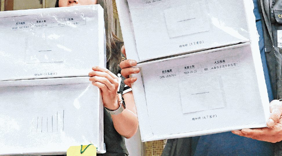 ■警方在疑犯家中搜獲的7支縫紉針(圖左下),部份與3宗放針案的針相同。 ■警方在疑犯家中搜獲的7支縫紉針(圖左下),部份與3宗放針案的針相同。
