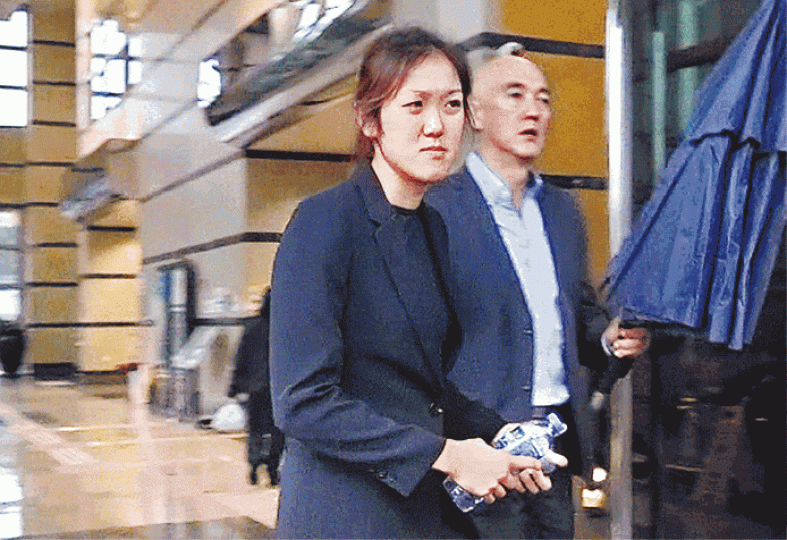 ■狄曉晴昨被判藏毒罪成;旁為父親狄志堅。資料圖片■「沙田一姐」林曼茜退休時稱愧對女兒狄曉晴。 ■狄曉晴昨被判藏毒罪成;旁為父親狄志堅。資料圖片■「沙田一姐」林曼茜退休時稱愧對女兒狄曉晴。