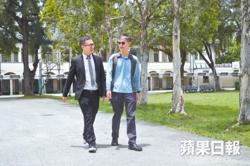 ■梁永康(右)經常緩步跑及急步行,不但體重下降,連膽固醇亦回復正常水平;旁為吳珏翹醫生。江俊豪攝■運動手錶App顯示,梁永康每日均步行逾3萬步。 ■梁永康(右)經常緩步跑及急步行,不但體重下降,連膽固醇亦回復正常水平;旁為吳珏翹醫生。江俊豪攝■運動手錶App顯示,梁永康每日均步行逾3萬步。