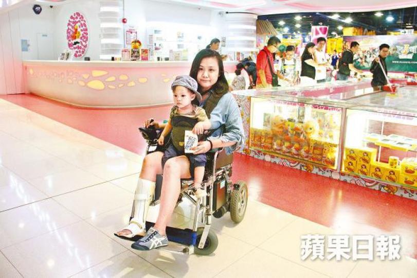 ■余女士腳掌骨裂後兩個月,至今仍要靠輪椅代步。■阿兒稱陪幼女玩滑梯時直插「好硬」地面,弄傷尾龍骨。 ■余女士腳掌骨裂後兩個月,至今仍要靠輪椅代步。■阿兒稱陪幼女玩滑梯時直插「好硬」地面,弄傷尾龍骨。