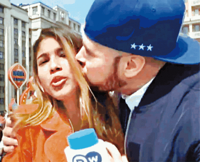 ■哥倫比亞女記者Julieth González Therán直播時被球迷強吻,反被指摘不解球迷熱情。互聯網■巴西女記者Julia Guimarae於直播時險遭強吻,幸及時避開。互聯網■BBC女記者Rachel Burden(左)及監製Catherine Bolsover(右)未有遇上性騷擾,但坦言已有應對方法。禤家民攝■Vicki Sparks成為英國首位世盃女旁述,卻被批評聲線過尖。 ■哥倫比亞女記者Julieth González Therán直播時被球迷強吻,反被指摘不解球迷熱情。互聯網■巴西女記者Julia Guimarae於直播時險遭強吻,幸及時避開。互聯網■BBC女記者Rachel Burden(左)及監製Catherine Bolsover(右)未有遇上性騷擾,但坦言已有應對方法。禤家民攝■Vicki Sparks成為英國首位世盃女旁述,卻被批評聲線過尖。