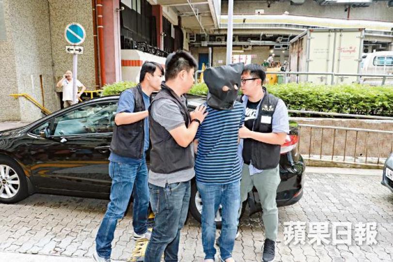 ■男子涉嫌與3宗九巴座椅放針事件有關,被探員蒙頭押返住所調查。 ■男子涉嫌與3宗九巴座椅放針事件有關,被探員蒙頭押返住所調查。
