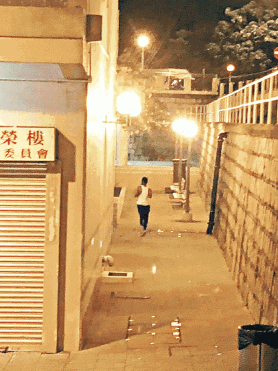 ■其中一名女事主拍下色狼背影,並放上網提醒居民留意。互聯網■軍裝警員事後加強於石籬邨巡邏。黃麗英攝 ■其中一名女事主拍下色狼背影,並放上網提醒居民留意。互聯網■軍裝警員事後加強於石籬邨巡邏。黃麗英攝