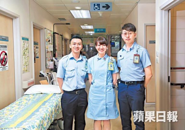 ■Genie(中)及Ferrel(右)稱實習過程獲益良多,更懂關心身邊人。夏家朗攝■醫管局護士課程首年便需在病房學習照顧病人。夏家朗攝 ■Genie(中)及Ferrel(右)稱實習過程獲益良多,更懂關心身邊人。夏家朗攝■醫管局護士課程首年便需在病房學習照顧病人。夏家朗攝