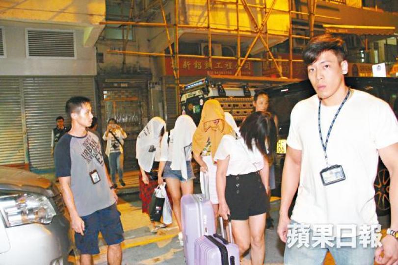 ■探員前日在九龍城掃黃,將涉案內地女子帶署調查。鄭文輝攝 ■探員前日在九龍城掃黃,將涉案內地女子帶署調查。鄭文輝攝