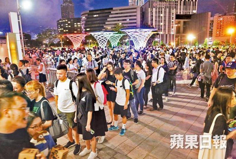 ■紅館外設攤位販賣DVD及紀念杯,吸引過百觀眾排隊購買。■有子華粉絲連掃四集「回水杯」。 ■紅館外設攤位販賣DVD及紀念杯,吸引過百觀眾排隊購買。■有子華粉絲連掃四集「回水杯」。