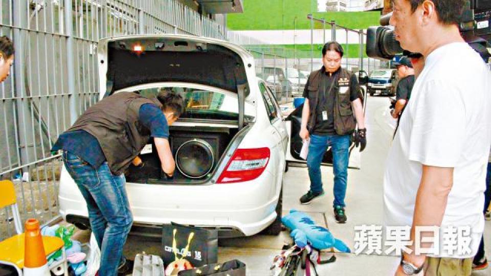 ■警搜查賊匪犯案前所乘白色私家車。 ■警搜查賊匪犯案前所乘白色私家車。