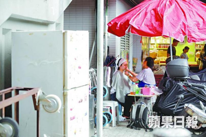 ■好姨每日佔據天橋底一方,頭頂一把太陽傘,一張摺枱幾張膠凳,打開工具箱,就成了檔口。■線面時要先塗上中山訂購的白色蛋粉。■好姨說做得亦不想退休,也樂意免費開班授徒。■同區天橋底下4個街頭線面師,個個聲稱祖傳。■仁愛廣場是街坊俱樂部,長年有長者打躉,師奶買餸必經之路,線面天橋底就在毗鄰,人流極旺。 ■好姨每日佔據天橋底一方,頭頂一把太陽傘,一張摺枱幾張膠凳,打開工具箱,就成了檔口。■線面時要先塗上中山訂購的白色蛋粉。■好姨說做得亦不想退休,也樂意免費開班授徒。■同區天橋底下4個街頭線面師,個個聲稱祖傳。■仁愛廣場是街坊俱樂部,長年有長者打躉,師奶買餸必經之路,線面天橋底就在毗鄰,人流極旺。
