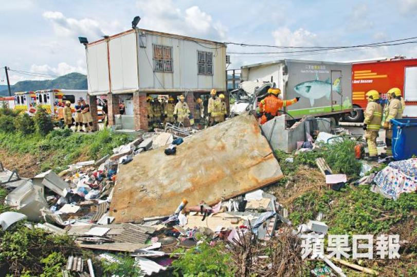 ■貨車直撞石屋至倒塌,夷為平地,事發後遍地頹垣敗瓦。梁瑞帆攝 ■貨車直撞石屋至倒塌,夷為平地,事發後遍地頹垣敗瓦。梁瑞帆攝