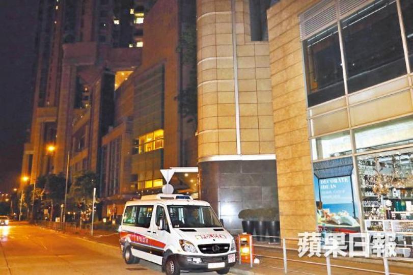 ■警方到荔枝角曼克頓山停車場調查。 ■警方到荔枝角曼克頓山停車場調查。