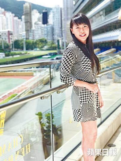 ■掛靴半年,嘉琦風采不減,這段日子除參與慈善活動,也緊貼本地馬圈消息。■前年4月10日蔣嘉琦創下一日四Win紀錄,成為香港女騎師唯一人。■2015年底嘉琦墮馬受傷,手指骨裂,須養傷四周。■嘉琦卸下綵衣,毋須顧慮體重,開懷飲食。 ■掛靴半年,嘉琦風采不減,這段日子除參與慈善活動,也緊貼本地馬圈消息。■前年4月10日蔣嘉琦創下一日四Win紀錄,成為香港女騎師唯一人。■2015年底嘉琦墮馬受傷,手指骨裂,須養傷四周。■嘉琦卸下綵衣,毋須顧慮體重,開懷飲食。