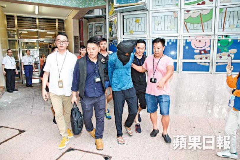 ■警方把17歲巴基斯坦少年押返寓所搜證。■一名女受害人曾拍下「狼背」照並報警。 ■警方把17歲巴基斯坦少年押返寓所搜證。■一名女受害人曾拍下「狼背」照並報警。