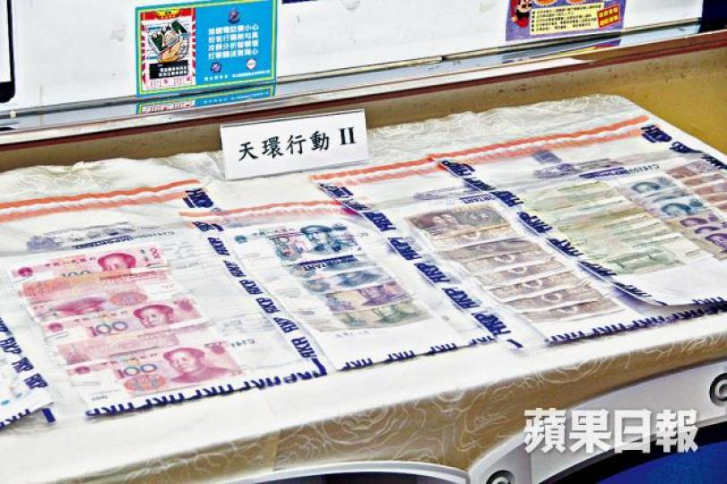 ■警方與公安搗破一個電騙集團,展示部份證物。劉永明攝 ■警方與公安搗破一個電騙集團,展示部份證物。劉永明攝