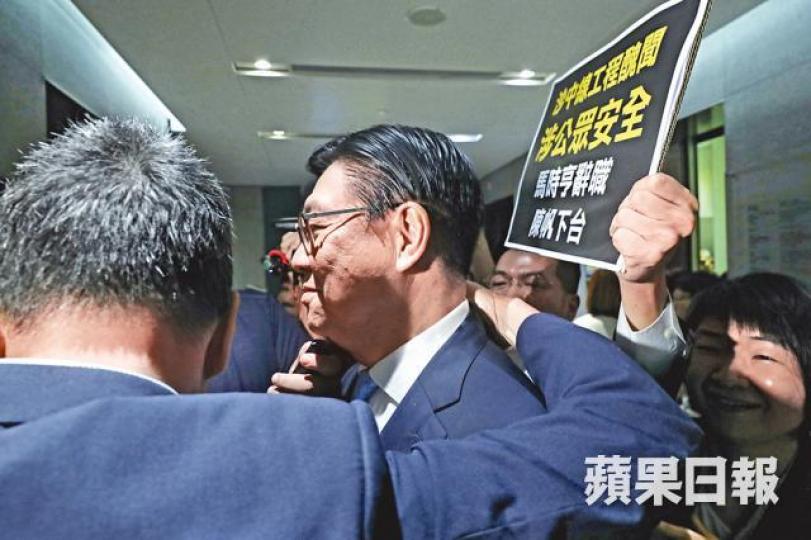 ■馬時亨昨在立法會遇范國威示威,強顏歡笑。何家達攝 ■馬時亨昨在立法會遇范國威示威,強顏歡笑。何家達攝
