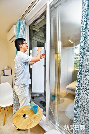 ■民宿經營者南鄉勝指已在露台增設隔音窗,以防影響鄰居。謝榮耀攝■新例下民宿申請過程繁瑣,負責人須提交多種證明。 ■民宿經營者南鄉勝指已在露台增設隔音窗,以防影響鄰居。謝榮耀攝■新例下民宿申請過程繁瑣,負責人須提交多種證明。