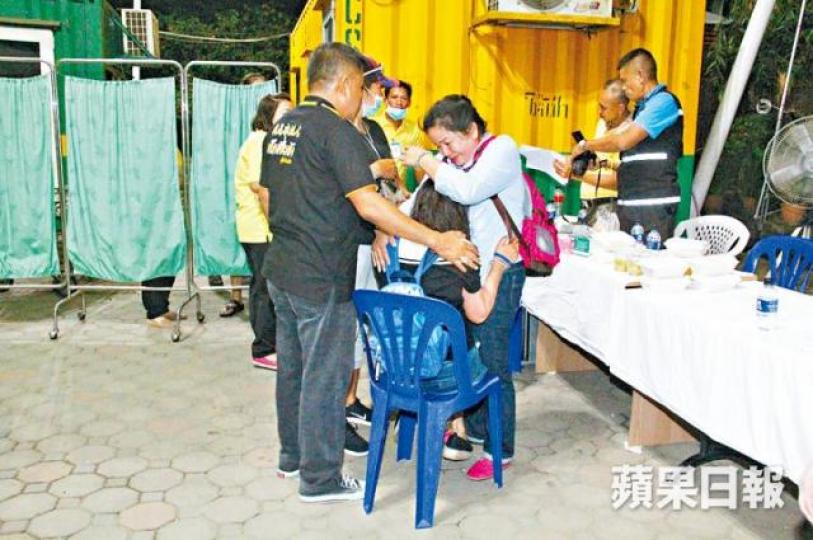 ■有死者家屬趕至醫院得悉親友死訊,相擁痛哭。司徒韋桐攝 ■有死者家屬趕至醫院得悉親友死訊,相擁痛哭。司徒韋桐攝