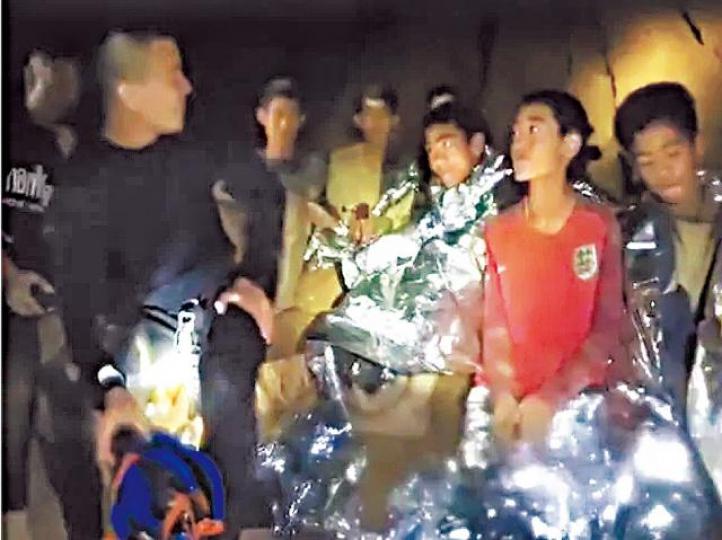 ■少年足球隊與海軍潛水員對話時精神不俗。互聯網 ■少年足球隊與海軍潛水員對話時精神不俗。互聯網