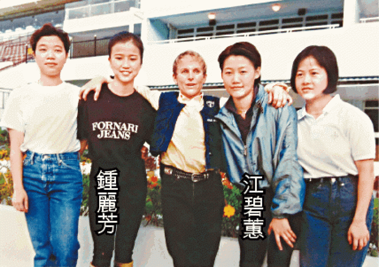 ■90年代馬會正式招收女學員,江碧蕙及鍾麗芳成為第一代女見習騎師。 ■90年代馬會正式招收女學員,江碧蕙及鍾麗芳成為第一代女見習騎師。