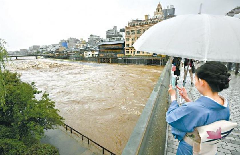 ■暴雨令京都市鴨川水位上漲。 ■暴雨令京都市鴨川水位上漲。