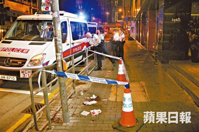 ■茶餐廳男職員疑欠下100萬元巨債惹禍,遇襲現場地面血迹斑斑。李家傑攝■目擊的日籍女遊客及餐廳經理協助警方調查。 ■茶餐廳男職員疑欠下100萬元巨債惹禍,遇襲現場地面血迹斑斑。李家傑攝■目擊的日籍女遊客及餐廳經理協助警方調查。